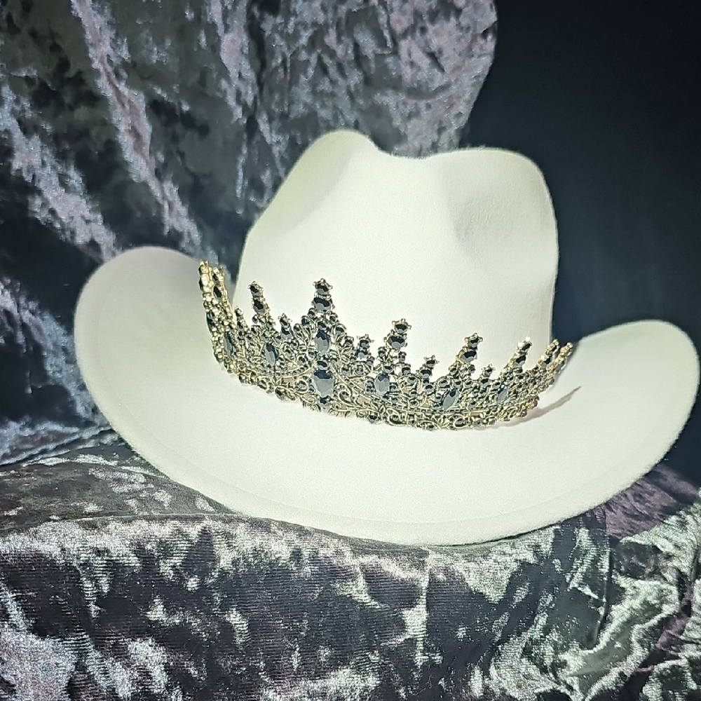 Cowgirl White Hat w Black Crown